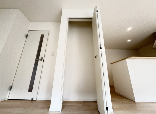 【居間・リビング】 | 朝霞市宮戸3丁目　新築一戸建住宅　全16棟　(志木本店) | ティッシュやおむつなどかさ張るものもたっぷり収納できるリビング収納はクローゼット内部に枕棚がないため、天井近くまで空間を自由に使えます。