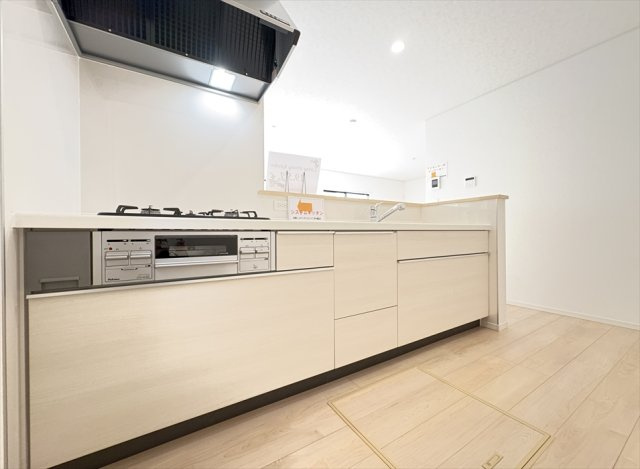 【キッチン】 | 朝霞市宮戸3丁目　新築一戸建住宅　全16棟　(志木本店) | 浄水器一体型水栓のシステムキッチンは人気の人工大理石トップを採用。サッと拭くだけで汚れも落ちるのでお手入れもラクラク。