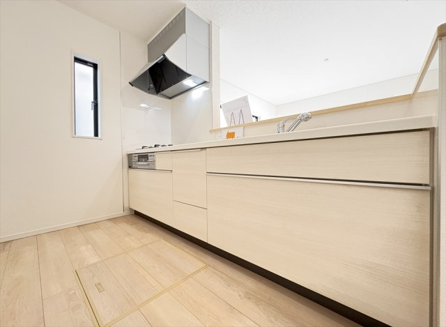 【キッチン】 | 朝霞市宮戸3丁目　新築一戸建住宅　全16棟　(志木本店) | 奥に入ってる物もサッと取り出しやすいスライド収納は奥まで一目で確認できるので調味料などの在庫管理にも便利です。