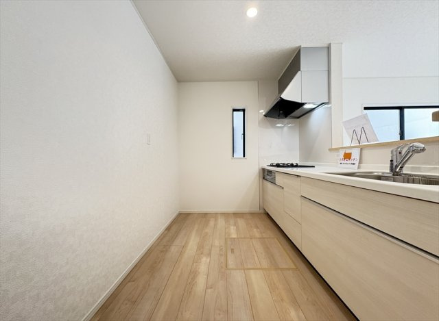 【キッチン】 | 朝霞市宮戸3丁目　新築一戸建住宅　全16棟　(志木本店) | お料理をしながら会話もお楽しみいただける対面キッチンは家族とのコミュニケーションも取りやすく子育てにも便利。