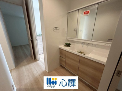 【独立洗面台】 | セキュレア中村１丁目（３号地） | 大きくて見やすく清潔感ある洗面台。収納も多く、コスメ等もスッキリと仕舞えます。