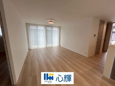 【居間・リビング】 | セキュレア中村１丁目（３号地） | 家族が集う開放的な自由空間。季節ごとに壁飾りや家具の配置を変えて楽しんでみるのはいかがですか。