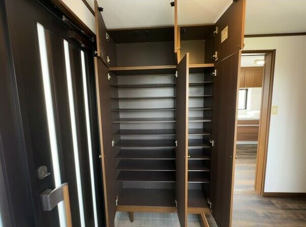 清須市西枇杷島町小田井戸建の玄関