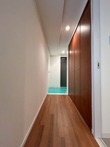 リバティパーク枚方D棟の玄関|廊下はゆとりあります。物入付きです。
