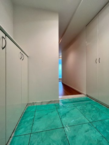 リバティパーク枚方D棟の玄関|シューズボックス両サイドにあり靴もたっぷり収納可能です。