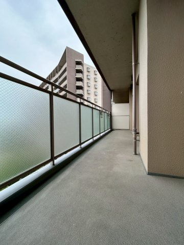 リバティパーク枚方D棟のバルコニー|南西向きバルコニーにつき日当たり・通風良好です。
