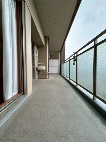 リバティパーク枚方D棟のバルコニー|広々バルコニーで洗濯物をたくさん干すことができます♪