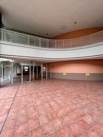 リバティパーク枚方D棟のエントランス|エントランスは広々としています。階段がないため車椅子やベビーカーもスムーズです。