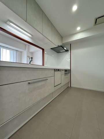 リバティパーク枚方D棟のキッチン|カウンターキッチンでご家族の会話も弾みます。