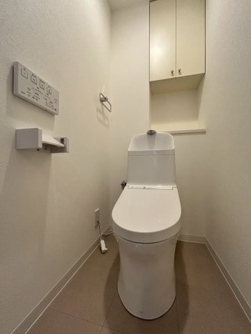 リバティパーク枚方D棟のトイレ|棚付きでトイレ用品やお掃除グッズもスッキリ片付きます。