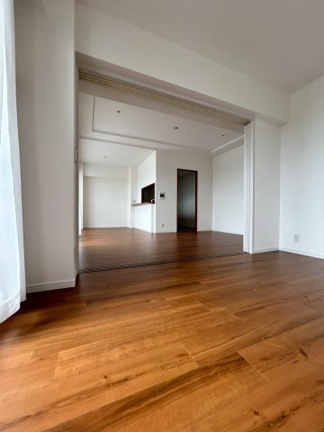 リバティパーク枚方D棟の洋室|約6帖の洋室です。収納スペースもあり主寝室としてもオススメです。