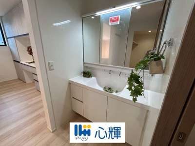 【独立洗面台】 | セキュレア中村１丁目（４号地） | 大きくて見やすく清潔感ある洗面台。収納も多く、コスメ等もスッキリと仕舞えます。