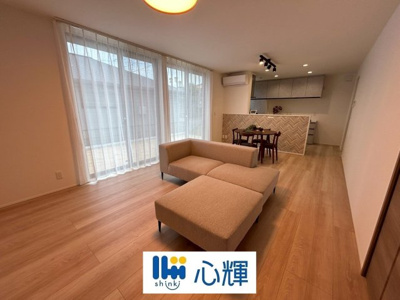 【居間・リビング】 | セキュレア中村１丁目（４号地） | 降り注ぐ陽光をいっぱいに浴び、メインライトと共に室内全体が明るい・開放感のあるＬＤＫ。