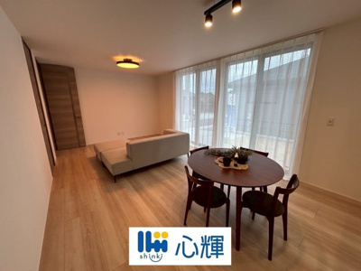 【居間・リビング】 | セキュレア中村１丁目（４号地） | 家族が集う開放的な自由空間。季節ごとに壁飾りや家具の配置を変えて楽しんでみるのはいかがですか。