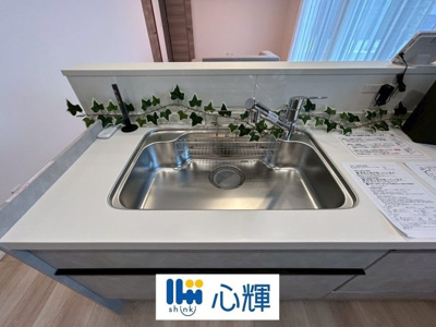 【キッチン】 | セキュレア中村１丁目（４号地） | 浄水器付きです。水栓は先端が引き出せるのでシンクの隅々まで水が届きます。


バックスペースは充分な広さを確保しています。最新タイプのレンジフードは吸引性能も良好！お手入れも簡単です。