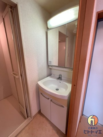 サンハウス羽犬塚の独立洗面台|ゆったりとスペースのある洗面所