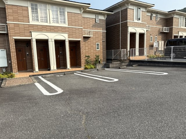 ヒルサイド緑ヶ丘Ｃの駐車場