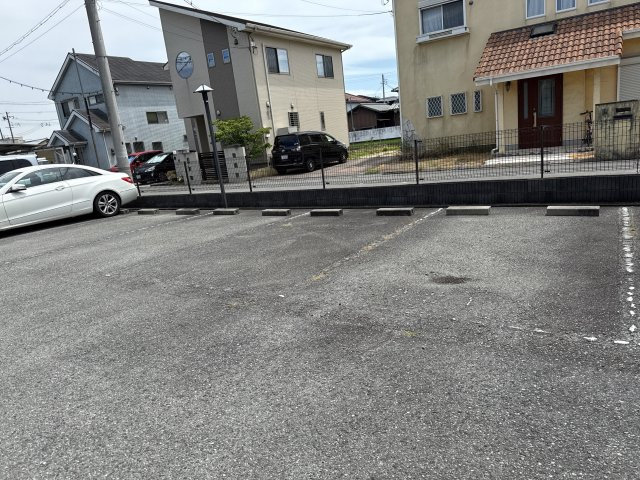 アビタシオン朝日の駐車場