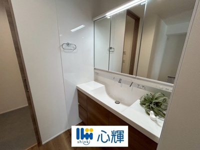 【独立洗面台】 | セキュレア中村１丁目（５号地） | 大きくて見やすく清潔感ある洗面台。収納も多く、コスメ等もスッキリと仕舞えます。