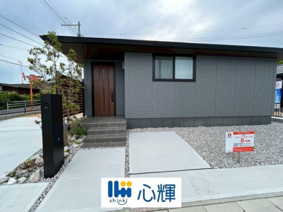 【外観】 | セキュレア中村１丁目（５号地） | 家の顔となる玄関は洋風なデザイン。スッキリとした広さを確保し、沢山のゲストを迎えても安心です。