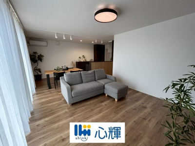 【居間・リビング】 | セキュレア中村１丁目（５号地） | 降り注ぐ陽光をいっぱいに浴び、メインライトと共に室内全体が明るい・開放感のあるＬＤＫ。