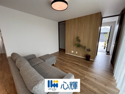 【居間・リビング】 | セキュレア中村１丁目（５号地） | 家族が集う開放的な自由空間。季節ごとに壁飾りや家具の配置を変えて楽しんでみるのはいかがですか。