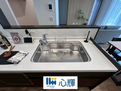 【キッチン】 | セキュレア中村１丁目（５号地） | 浄水器付きです。水栓は先端が引き出せるのでシンクの隅々まで水が届きます。