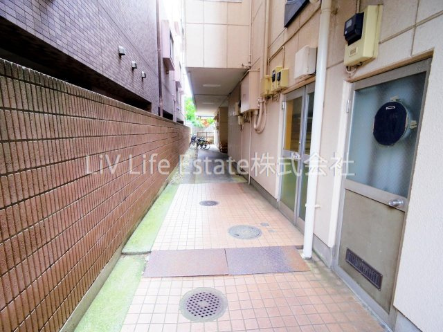 小平市学園東町１丁目の賃貸マンションのエントランス