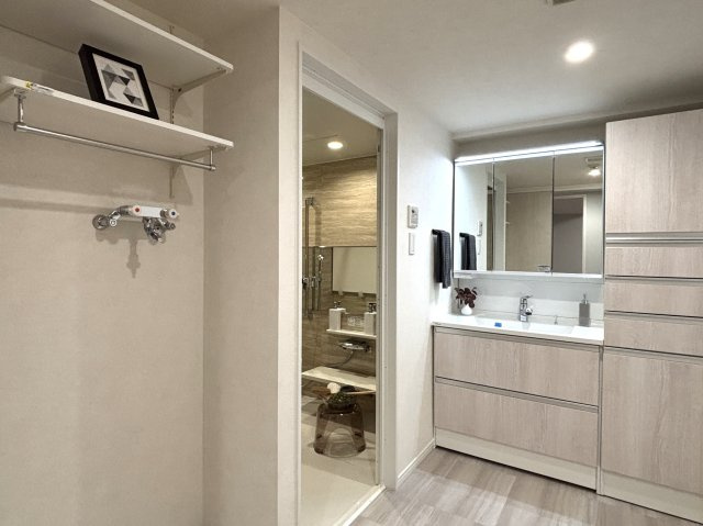グリーンコート藤が丘イクシーズの洗面所|ベージュを基調とした、明るい洗面スペース