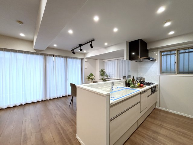 グリーンコート藤が丘イクシーズのキッチン|3口コンロのシステムキッチン！白×アースカラーが落ち着く空間です