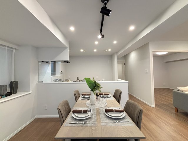 グリーンコート藤が丘イクシーズの居間・リビング|料理中もリビングの様子がわかるキッチンは、小さいお子様がいる家庭でも安心です