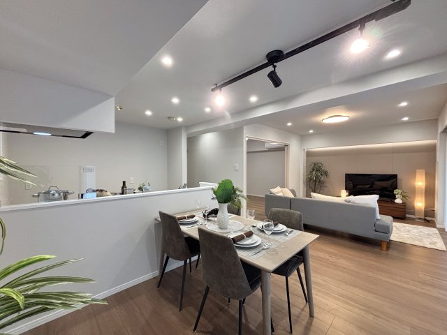 グリーンコート藤が丘イクシーズの居間・リビング|黒のダクトレールがおしゃれな空間を引き立てます