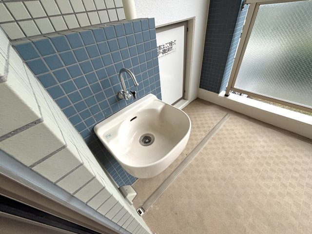 グリーンコート藤が丘イクシーズのその他|スロップシンク付き。日々のバルコニー清掃や植物の水やりにも重宝しますね