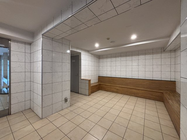 グリーンコート藤が丘イクシーズのその他共用部分|短時間の来客であれば、エントランスベンチが活用できそう