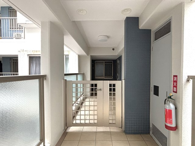 グリーンコート藤が丘イクシーズの玄関|玄関ポーチ完備。玄関側のお部屋も人通りを気にせず生活できます！