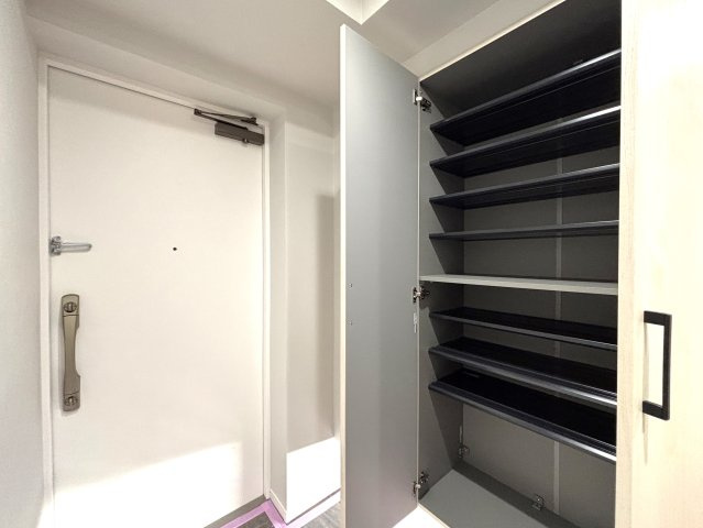 グリーンコート藤が丘イクシーズの収納|白を基調とした玄関です。家族全員分の靴もしっかりおさまる玄関収納つき