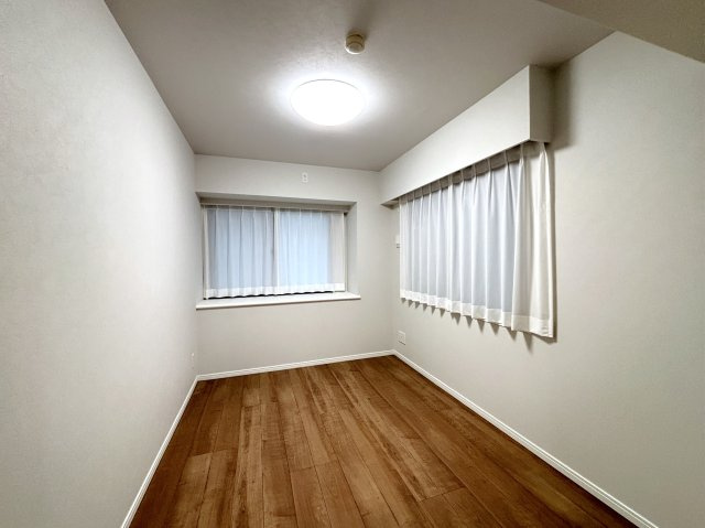 グリーンコート藤が丘イクシーズの洋室|【洋室②：約6.1帖】：腰高窓タイプのお部屋は家具の配置を邪魔しにくいですよ☆