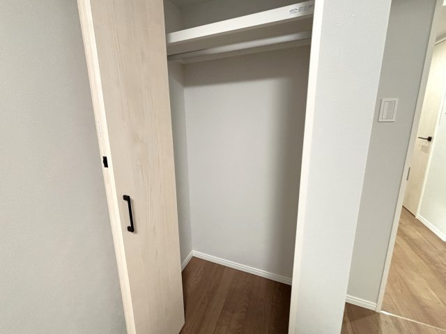 グリーンコート藤が丘イクシーズの収納|【洋室②：約6.1帖】：丈の長い洋服も入るタイプ