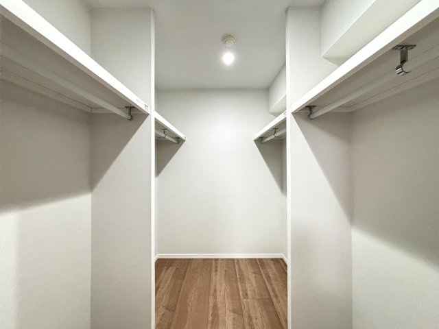 グリーンコート藤が丘イクシーズの収納|【洋室①：約7.4帖】：約1.5帖程のWIC☆荷物が多めの方も◎な大容量タイプ！
