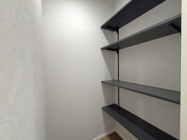 グリーンコート藤が丘イクシーズの収納|廊下の収納内部。棚板可動タイプ☆持ち物に合わせて調整できるので無駄なく収納できます！