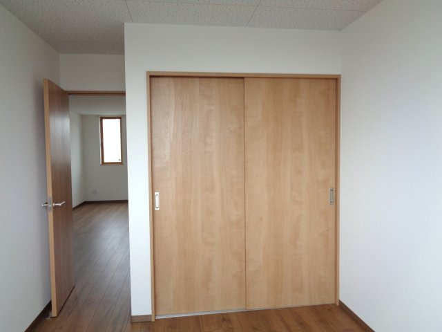 君の名を呼ぶの洋室