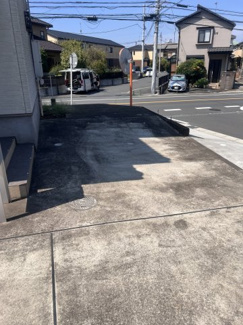 【駐車場】 | 駐車場1台目(建物に沿ってL字に駐車場となります)