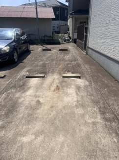 【駐車場】 | 駐車場2.3台目は縦列(建物に沿ってL字に駐車場となります・輪留めは乗り越えられる仕様)