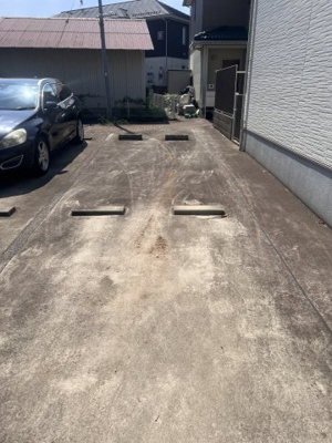 【駐車場】 | 若松町貸家　 | 駐車場2.3台目は縦列(建物に沿ってL字に駐車場となります・輪留めは乗り越えられる仕様)