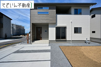 【外観】 | ≪C号棟≫街並みに馴染む、シンプルで洗練された佇まい。直線的なラインが美しく、暮らしにちょっとした遊び心を添えてくれます。
現地(2025年7月撮影)