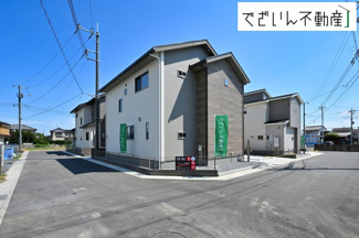 【外観】 | ≪C号棟≫街並みに馴染む、シンプルで洗練された佇まい。直線的なラインが美しく、暮らしにちょっとした遊び心を添えてくれます。
現地(2025年7月撮影)