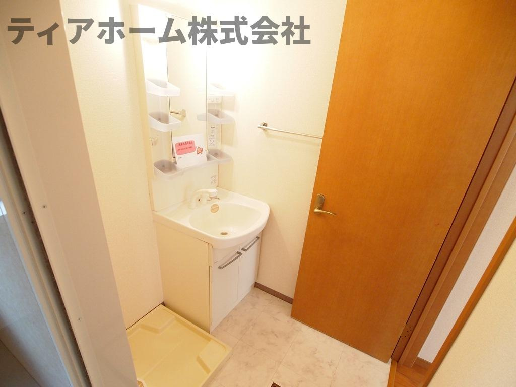 フローレンスⅡの洗面所|スペースが確保できる洗面所です