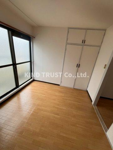 メゾン本庄東の居間・リビング|こちらのリビングで趣味の時間をお楽しみください