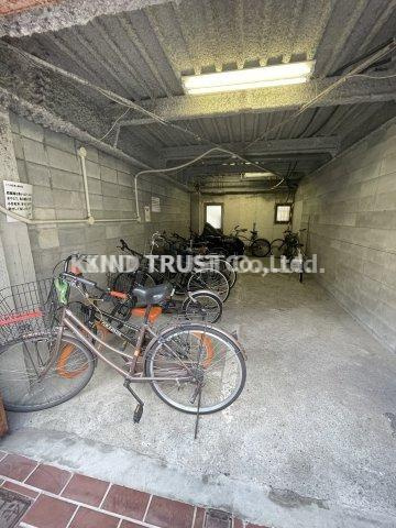 メゾン本庄東の駐車場|駐車場があるので、車を買う予定の方も安心です