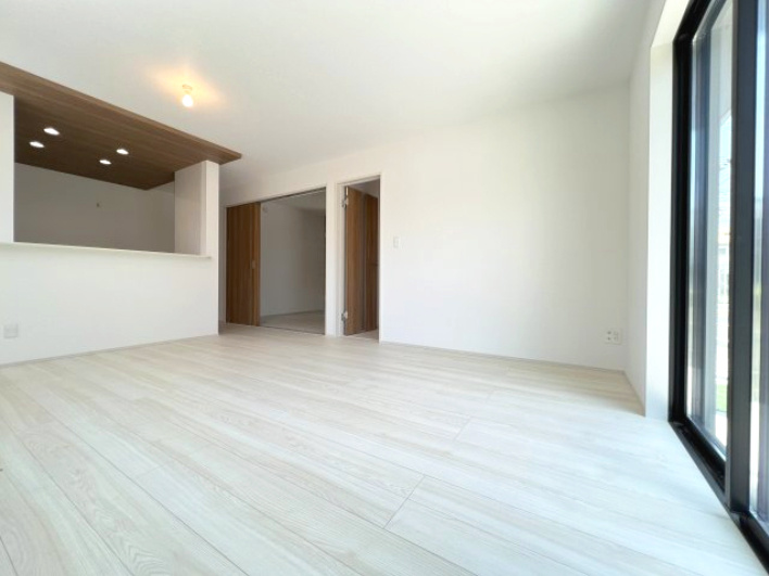 高浜市屋敷町2期　全４棟　１号棟の居間・リビング|LDK15帖